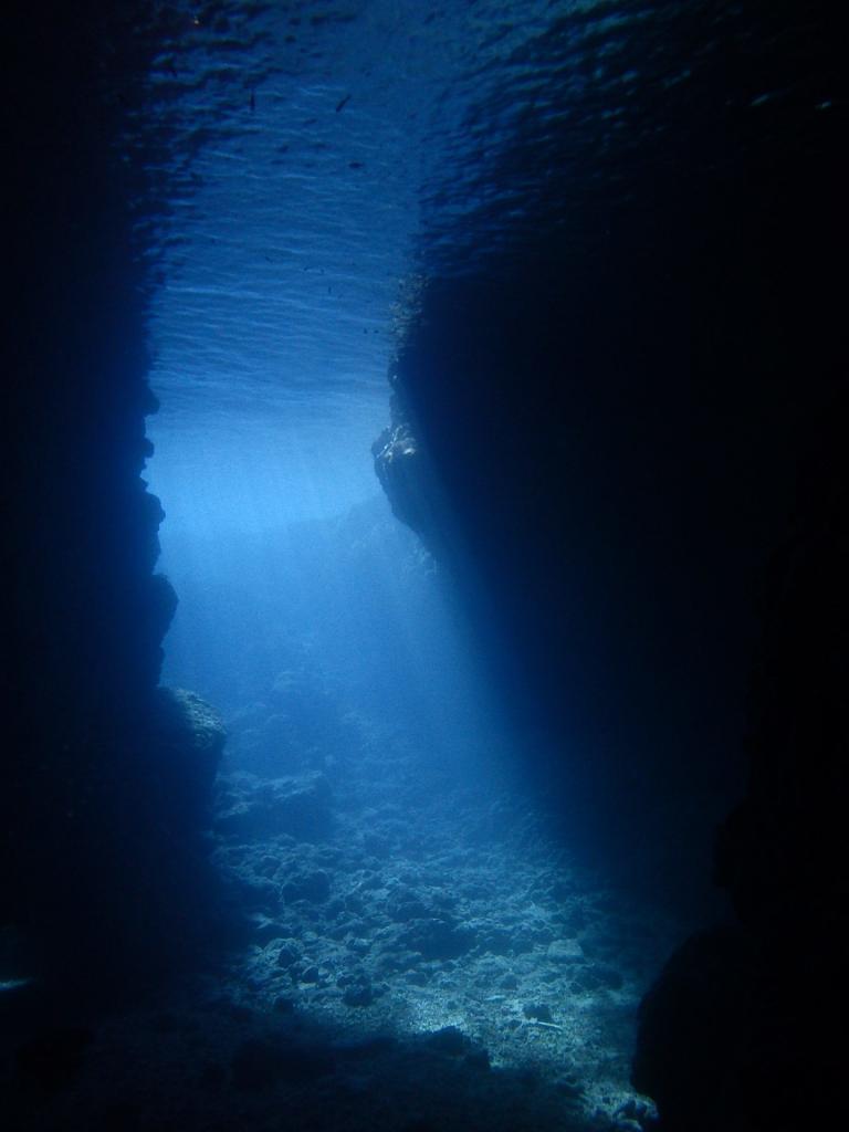 青の洞窟入口から差し込む青い光の梯子