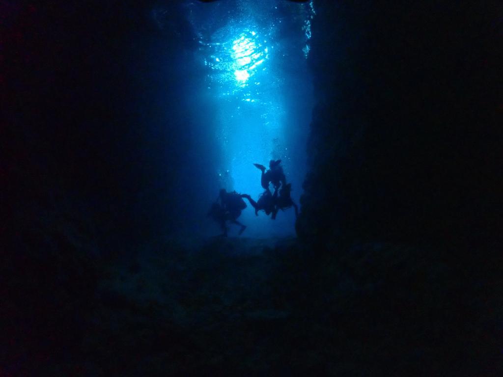 青の洞窟・海中の青