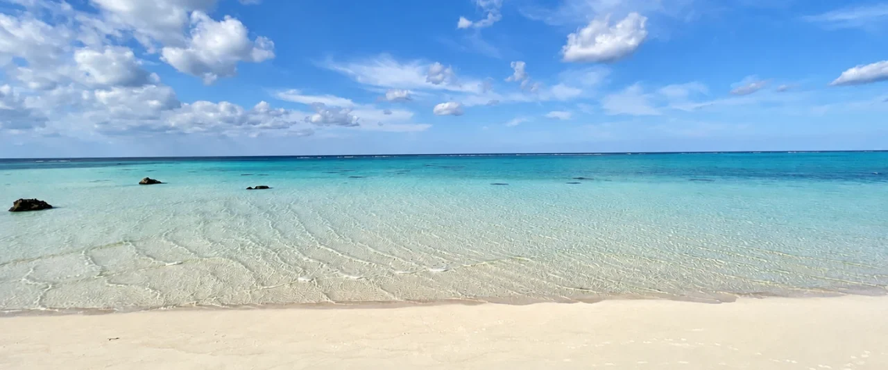 青い海と空が広がるSlow Life Dream Projectの海旅イメージ
